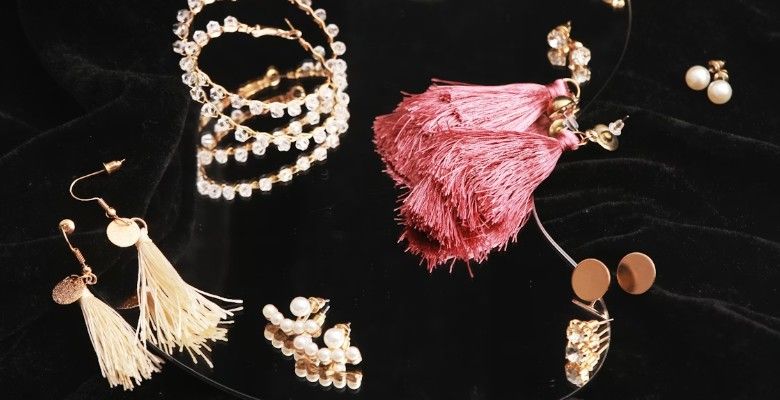 С какими стилями одежды лучше всего сочетаются серьги-кисточки?