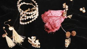 С какими стилями одежды лучше всего сочетаются серьги-кисточки?