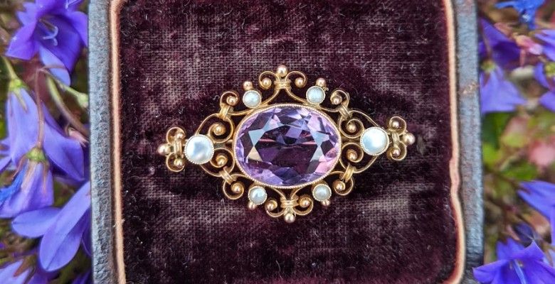 С какими пиджаками и блейзерами лучше всего носить брошь на лацкане?