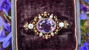 С какими пиджаками и блейзерами лучше всего носить брошь на лацкане?