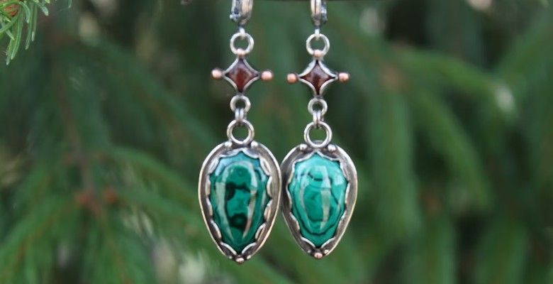 С каким цветом вечернего наряда лучше всего сочетается украшение с малахитом