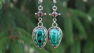 С каким цветом вечернего наряда лучше всего сочетается украшение с малахитом