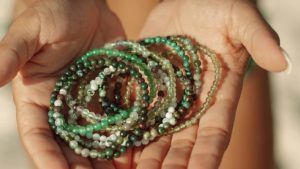 С каким цветом вечернего наряда лучше всего сочетается украшение с хризолитом