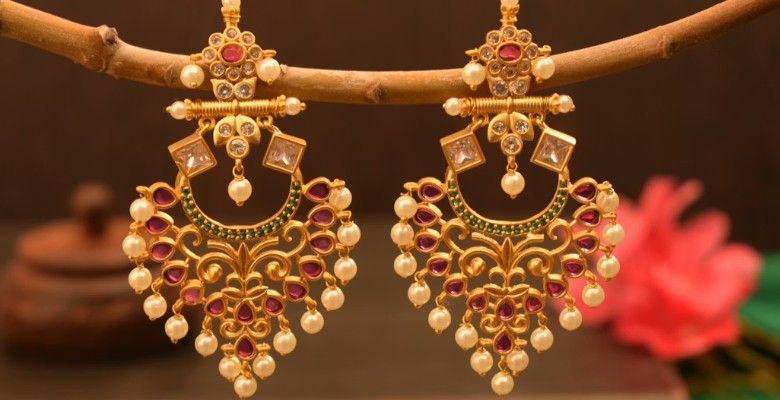 С какими стрижками лучше всего сочетаются крупные серьги-люстры?