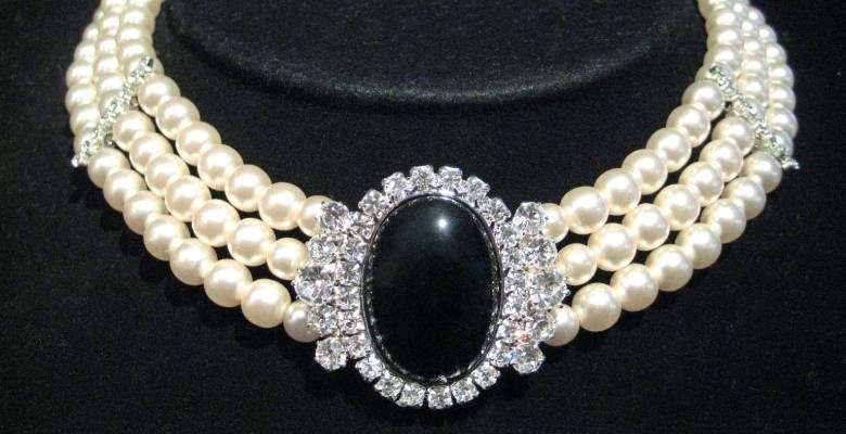 С какими типами выреза лучше всего сочетается ожерелье-воротник (коллар)?