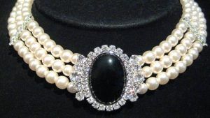 С какими типами выреза лучше всего сочетается ожерелье-воротник (коллар)?