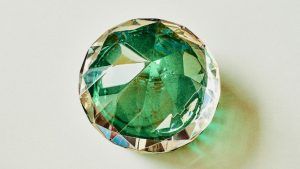 С каким цветом вечернего наряда лучше всего сочетается украшение с александритом