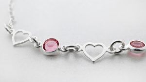 С каким цветом вечернего наряда лучше всего сочетается украшение с рубинами