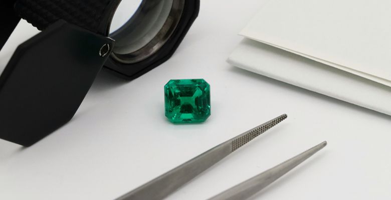 Какой тип огранки лучше всего подчеркивает цвет изумруда?