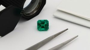 С каким цветом вечернего наряда лучше всего сочетается украшение с цаворитами