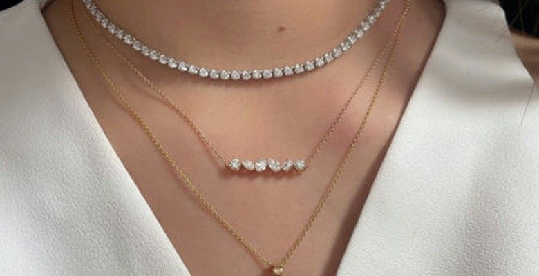 С какими типами выреза лучше всего сочетается ожерелье-ривьера?