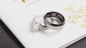 Какие украшения выбрать на празднование цинковой годовщины свадьбы (6,5 лет)?