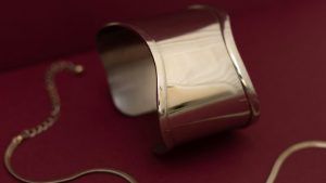 Какие браслеты выбрать для подарка, если не знаете точный размер запястья