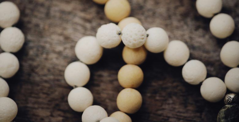 С какими стилями одежды лучше всего сочетаются крупные бусы?