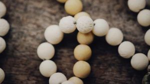 С какими стилями одежды лучше всего сочетаются крупные бусы?