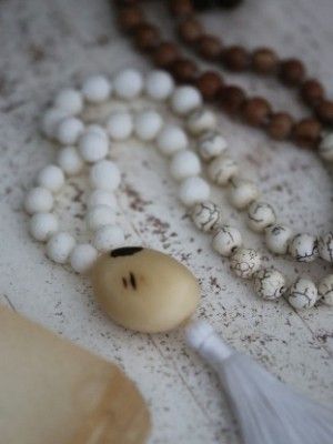 украшение с кахолонгом