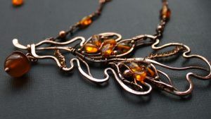 С каким цветом вечернего наряда лучше всего сочетается украшение с янтарем