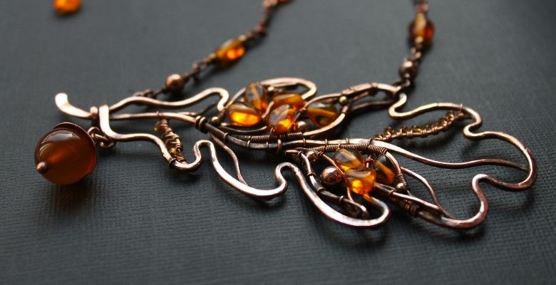 С каким цветом вечернего наряда лучше всего сочетается украшение с янтарем