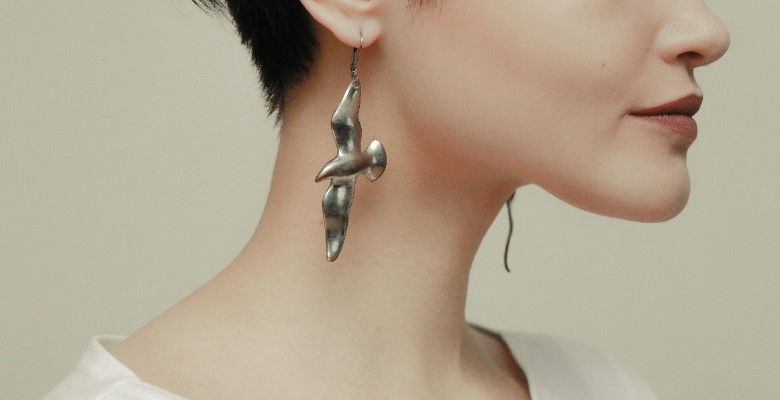 С какими стрижками лучше всего сочетаются асимметричные серьги (разные на каждом ухе)?