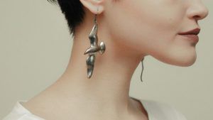 С какими стрижками лучше всего сочетаются асимметричные серьги (разные на каждом ухе)?