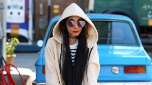 С какими стилями одежды лучше всего сочетается тонкое колье-чокер?