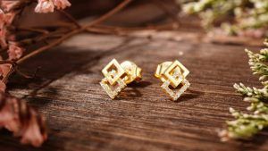 Какие украшения подарить коллеге на 8 Марта 2026?