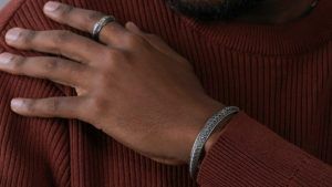 Какие браслеты выбрать для ношения поверх рукава рубашки или свитера?