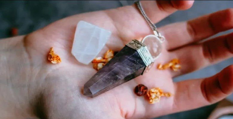 С каким цветом вечернего наряда лучше всего сочетается украшение с аметистом