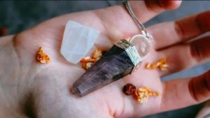 С каким цветом вечернего наряда лучше всего сочетается украшение с аметистом