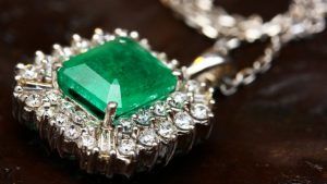 Какие камни могут выдавать за изумруд