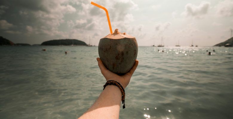 Какие браслеты выбрать для пляжного отдыха, чтобы они не боялись воды и песка?