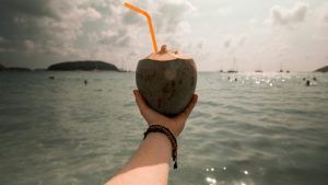 Какие браслеты выбрать для пляжного отдыха, чтобы они не боялись воды и песка?