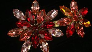 С какими стилями одежды лучше всего сочетается брошь?