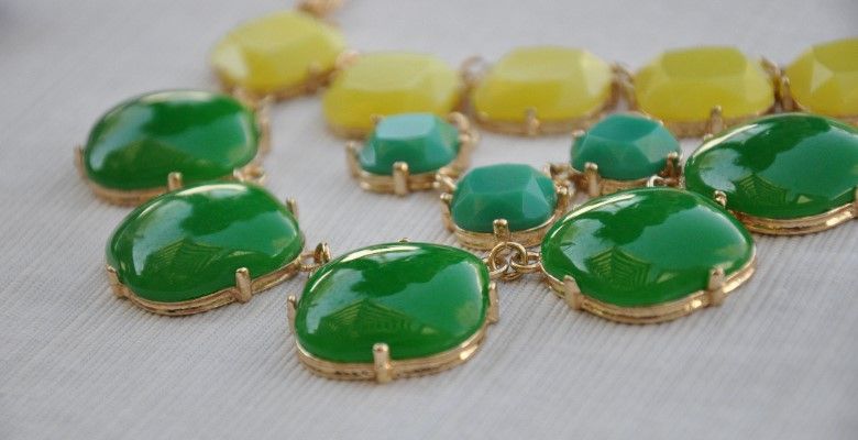 С каким цветом вечернего наряда лучше всего сочетается украшение с нефритом