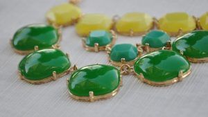 С каким цветом вечернего наряда лучше всего сочетается украшение с нефритом