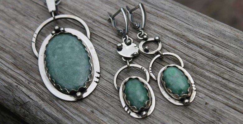 С каким цветом вечернего наряда лучше всего сочетается украшение с жадеитом