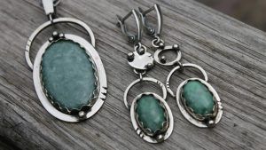 С каким цветом вечернего наряда лучше всего сочетается украшение с жадеитом