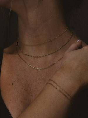 несколько тонких цепочек разной длины