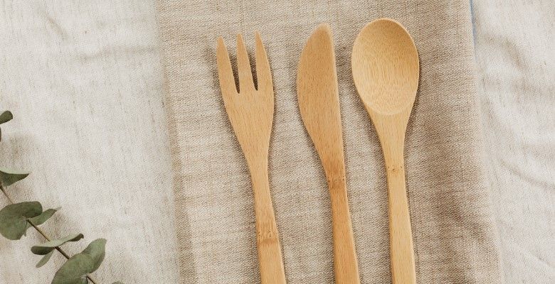 Какие украшения выбрать на празднование льняной годовщины свадьбы (4 года)?