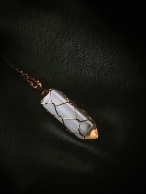 украшение с селенитом