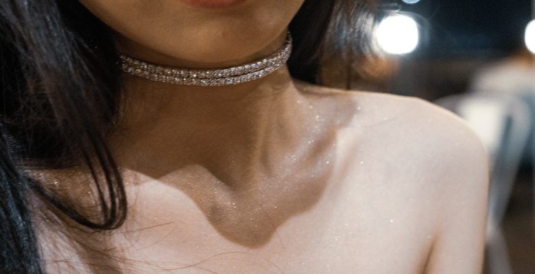 С какими стилями одежды лучше всего сочетается колье-воротник (колар)?