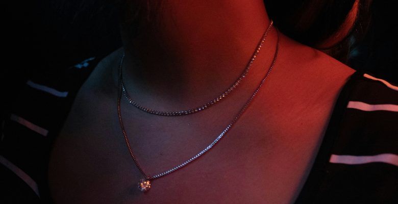 С какими стилями одежды лучше всегосочетается много тонких цепочек на шее?