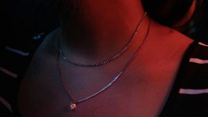 С какими стилями одежды лучше всегосочетается много тонких цепочек на шее?