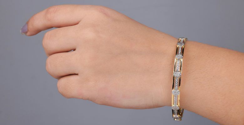 Какие браслеты выбрать для вечернего выхода с платьем без рукавов?