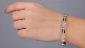 Какие браслеты выбрать для вечернего выхода с платьем без рукавов?