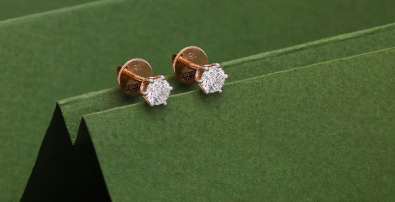 С каким макияжем лучше всего сочетаются серьги-гвоздики (пусеты)