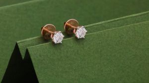 С каким макияжем лучше всего сочетаются серьги-гвоздики (пусеты)