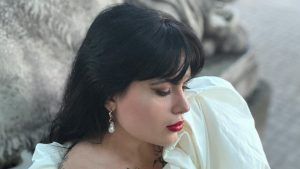 С какими стрижками лучше всего сочетаются серьги-«жемчужные капли»?