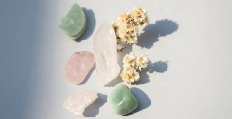 С каким цветом вечернего наряда лучше всего сочетается украшение с авантюрином