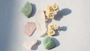 С каким цветом вечернего наряда лучше всего сочетается украшение с авантюрином